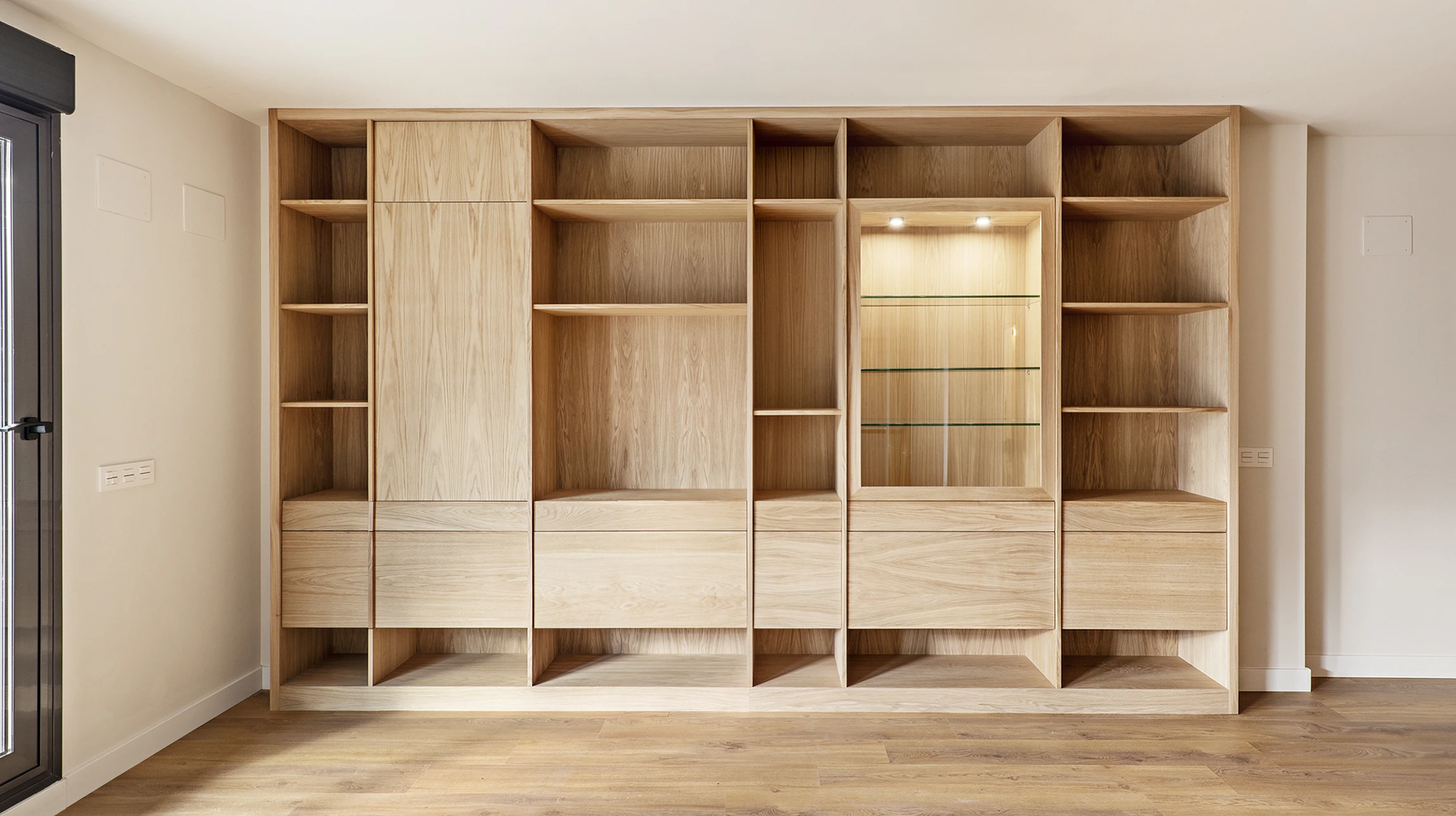 Intérieur moderne avec penderie ouverte présentant vêtements suspendus sur tringles blanches