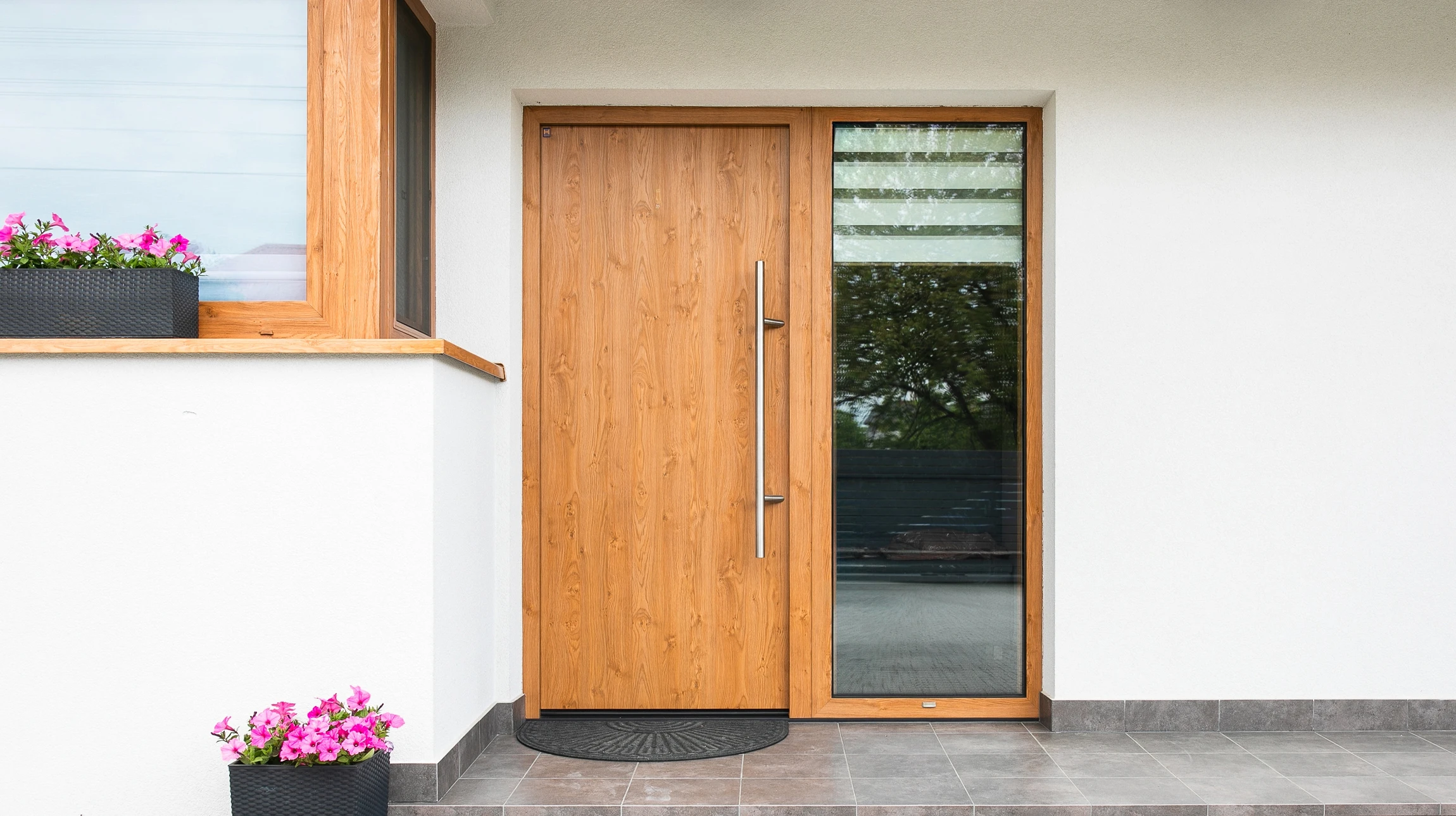 Un serrurier professionnel intervient sur une porte d'intérieur en bois stratifié