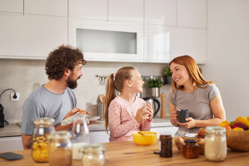 Intérieur de cuisine moderne avec tiroir ouvert révélant un système d'organisation optimisé