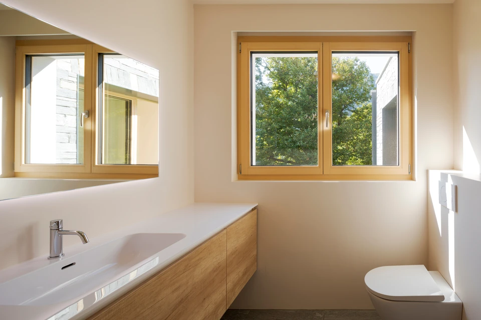 Fenêtre avec aveugle moderne, photo extérieure