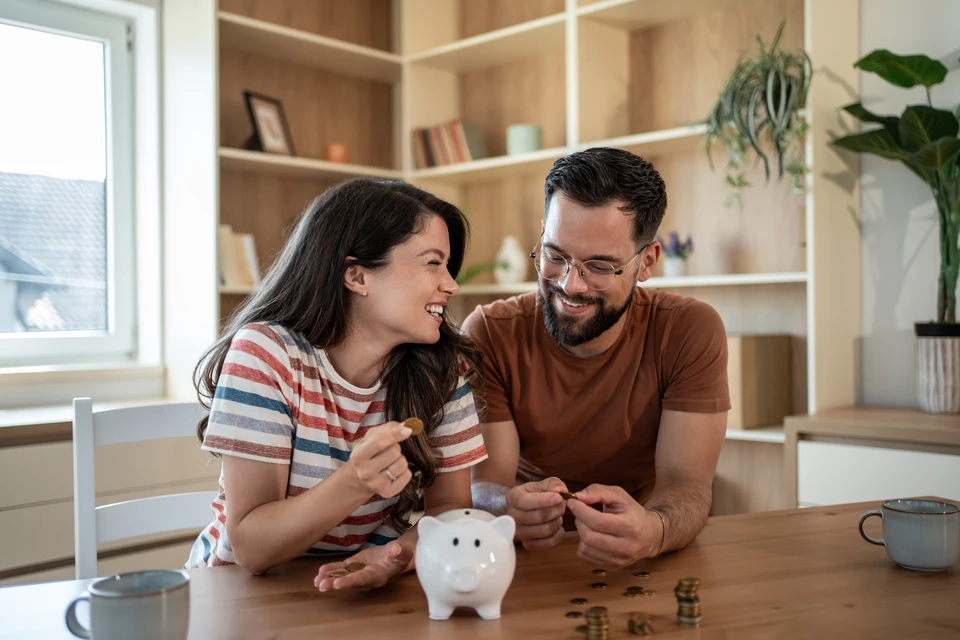 Maison de luxe moderne avec de grandes fenêtres et une cour paysagée dans un quartier de banlieue par une journée ensoleillée