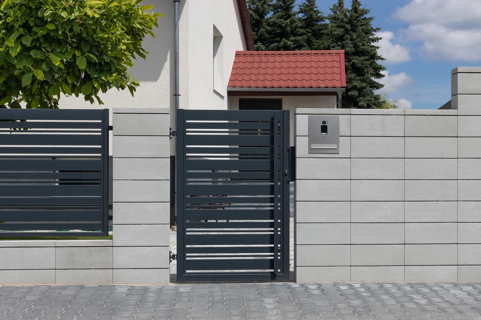 Entrée résidentielle avec porte blanche et poignée métallique moderne