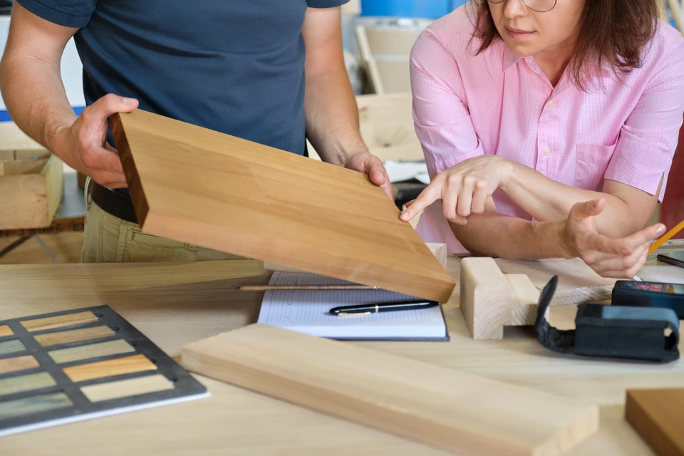 Garage moderne avec façade en bois naturel et porte sectionnelle en bois