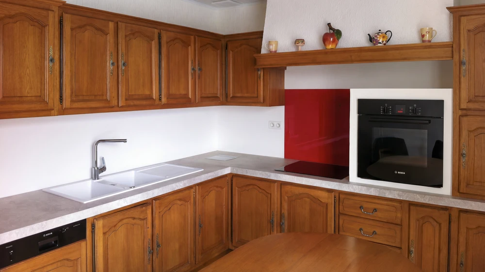 Atelier de menuiserie intérieur avec planches à découper en bois disposées en éventail