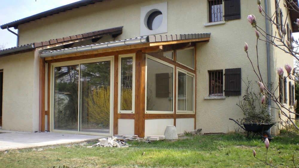 Intérieur moderne avec rangements sur mesure en bois clair