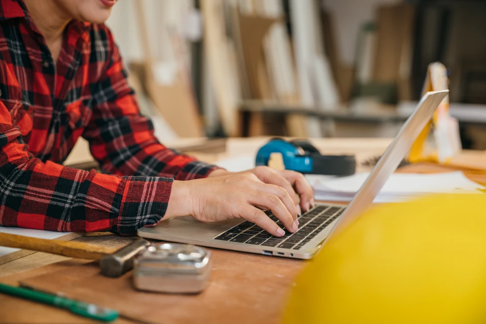 Photo large d'un concepteur de meubles artistiques lisant le plan et Commençant à assembler les pattes d'une chaise en bois