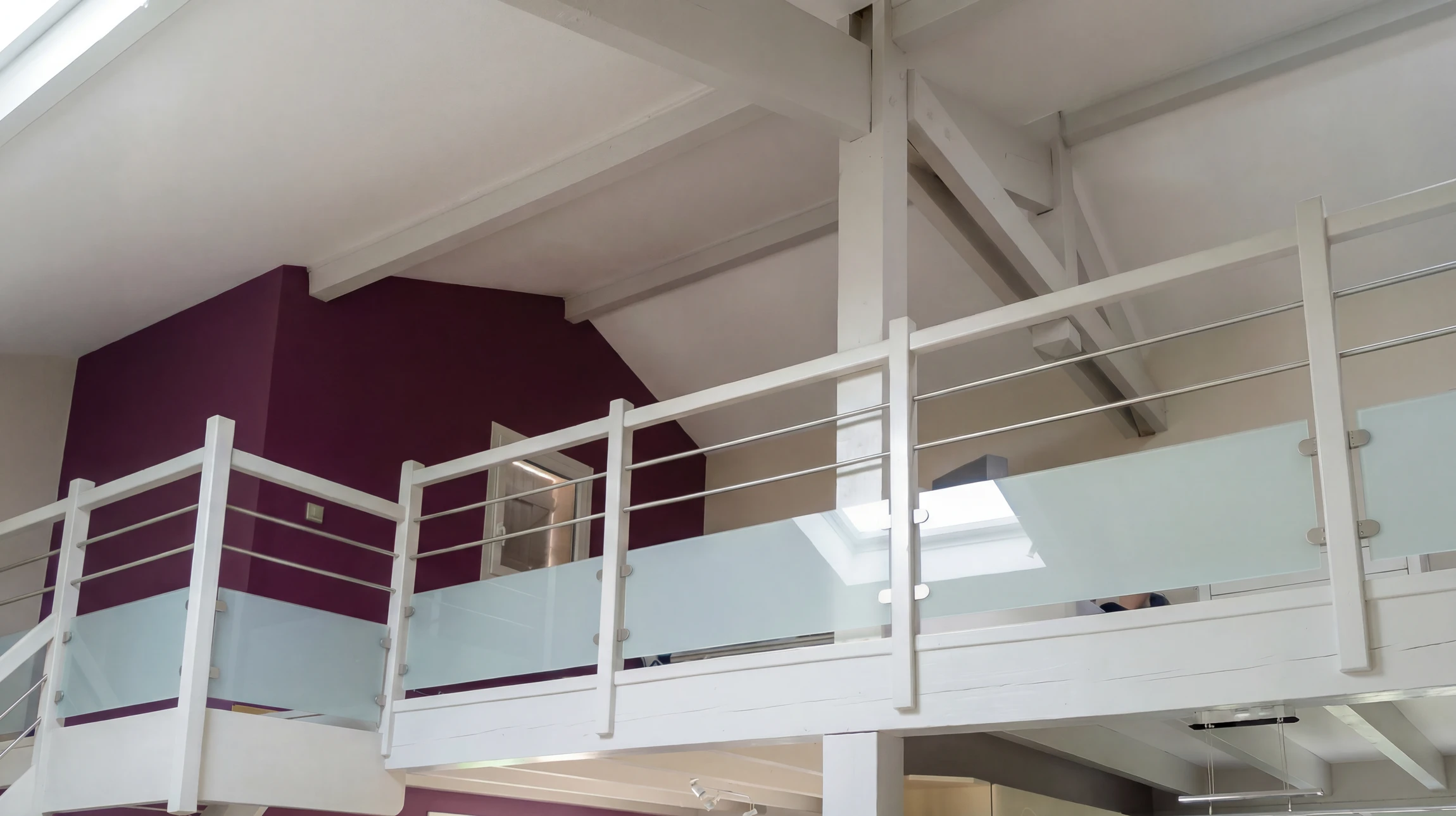 Escalier int&eacute;rieur en bois d'&eacute;poque avec rampe sculpt&eacute;e et balustres tourn&eacute;s, situ&eacute; dans un hall d'entr&eacute;e aux murs jaunes
