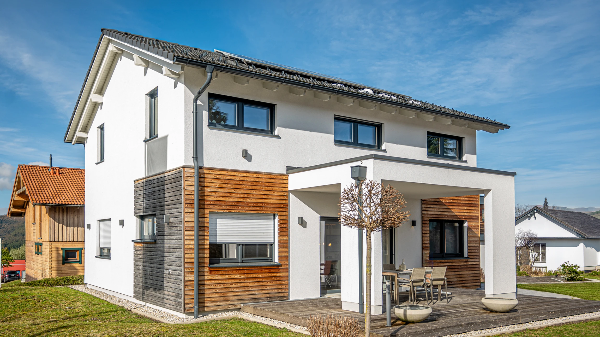 Atelier de menuiserie avec artisan en chemise &agrave; carreaux mesurant et marquant une planche de bois &agrave; l'aide d'un crayon rouge et d'une r&egrave;gle